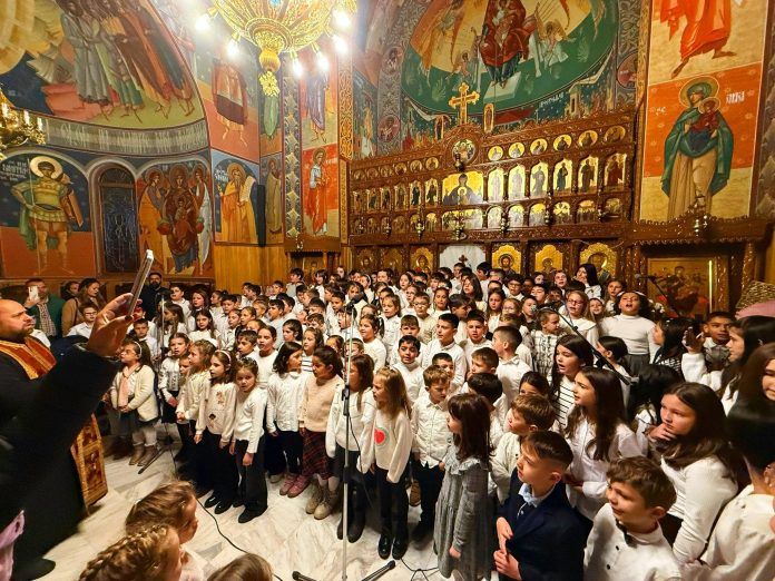 Publicul și părinții aplaudă copiii participanți la concertul de colinde din Cisnădie.