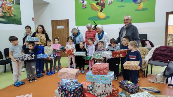 Pachete colorate cu daruri pentru copiii din satele Turnu Roșu și Sebeșu de Jos