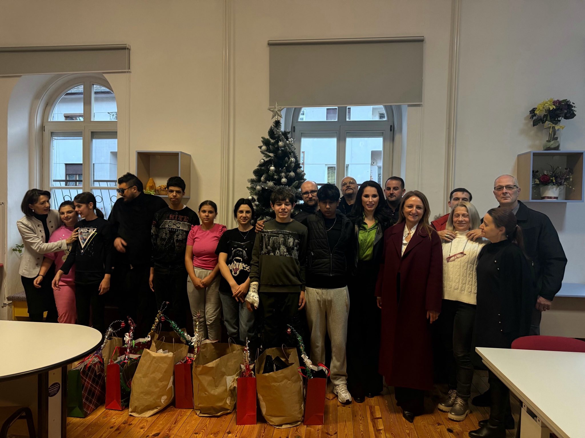 Voluntari Galbeni interacționează cu copiii, aducând zâmbete și bucurie în timpul activităților de voluntariat Sibiu.
