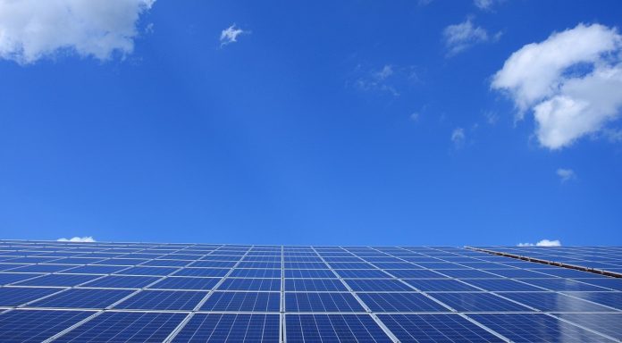 Panouri solare fotovoltaice instalate pe acoperișul unei clădiri publice din Sibiu pentru energie verde