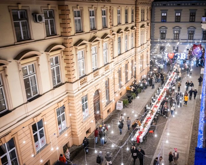 Participanții la prima Masă a Comunității din cadrul Christmas at the Palace în timpul discuțiilor