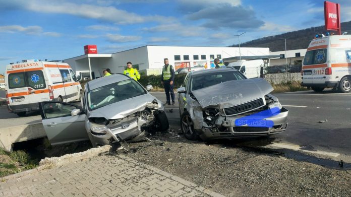 Mașină accidentată grav pe DN7 lângă Tălmaciu după coliziune