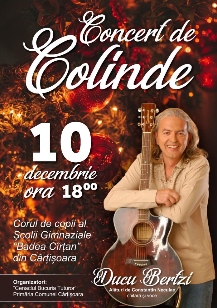 Ducu Bertzi cântă la chitară pe scenă la concertul special de sărbători din Cârțișoara.