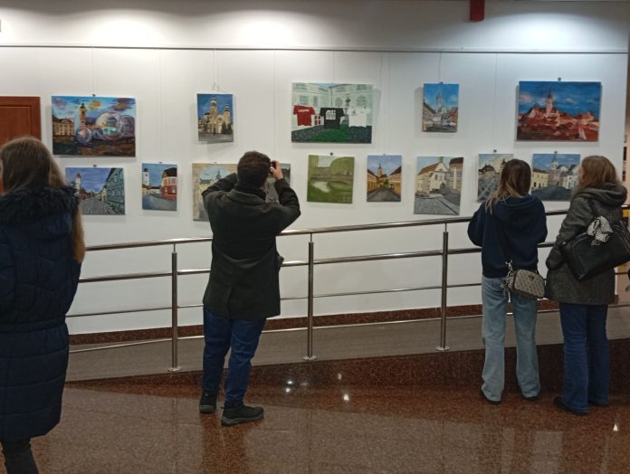 Opere de artă diverse expuse la Biblioteca Astra, creații ale tinerilor artiști sibieni