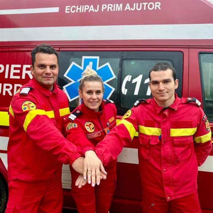 Echipajul SMURD Ernea traversând râul înghețat pentru ajutor la naștere în condiții extreme.
