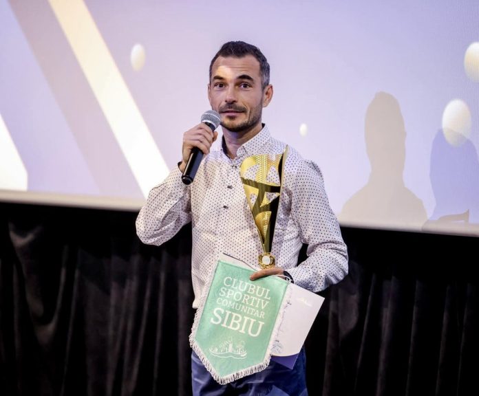 Inspectorul principal Daniel Scrob primește trofeul de Sportivul Anului la Gala CSM Sibiu