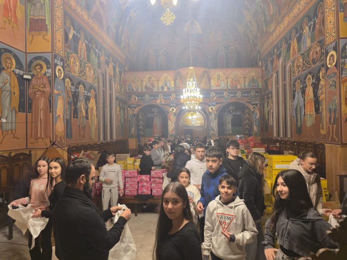 Colindători în costume tradiționale românești pe scena din Cisnădie