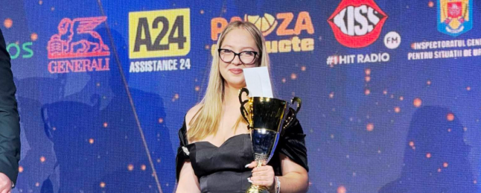 Andreea Roșca pe scena Galei Campionilor de la Timișoara, primind premiul
