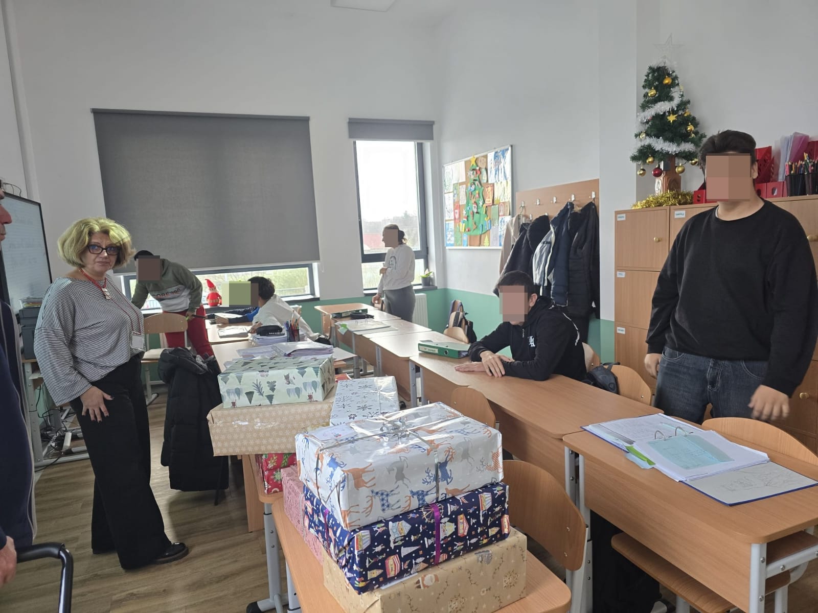 Copii fericiți de la Centrul Școlar Incluziv Elena Delia Stoicescu primesc cadouri de Crăciun