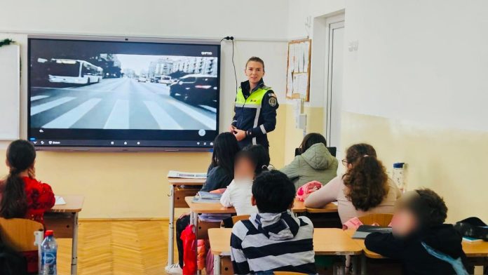 Copiii învață reguli de trecere prin intersecție la o activitate de siguranță rutieră pentru școlari din Cisnădie