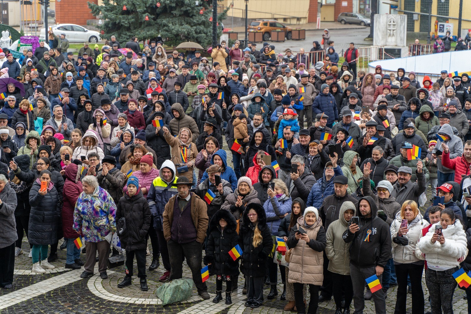 Oameni purtând tricoul tricolor la sărbătorirea Zilei Naționale în Mediaș