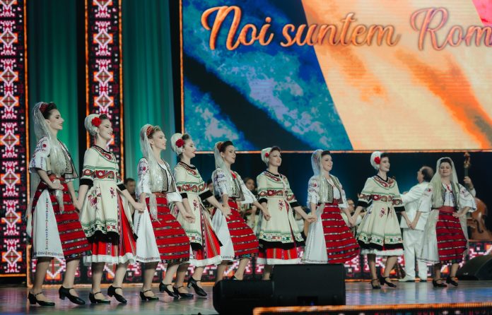 Publicul și spectatorii români aplaudă spectacolul de Ziua Națională din Sibiu