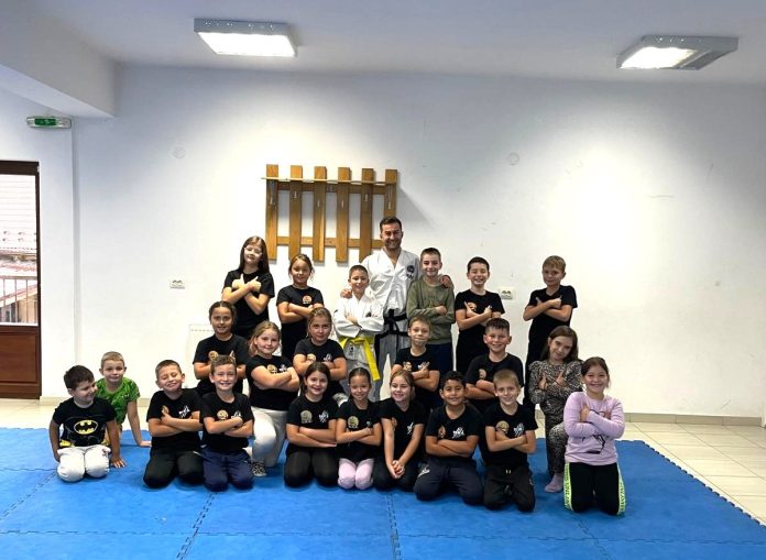Copii exersează o poziție de Taekwon-do la Puma Club Sibiu, în loc de ecrane.