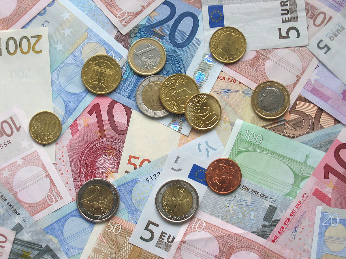 Cursul euro: bancnote și monede de euro pe o masă, ilustrând moneda europeană