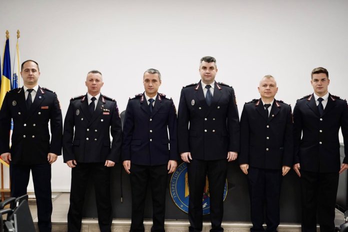 Cinci pompieri în uniformă de ceremonie salută după avansarea în grad la ISU Sibiu