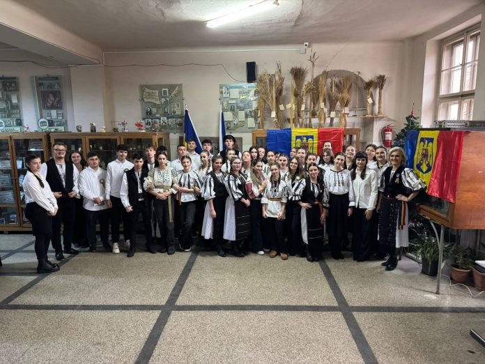 Bătrân bărcien săibian povestind istorii din România tradițională