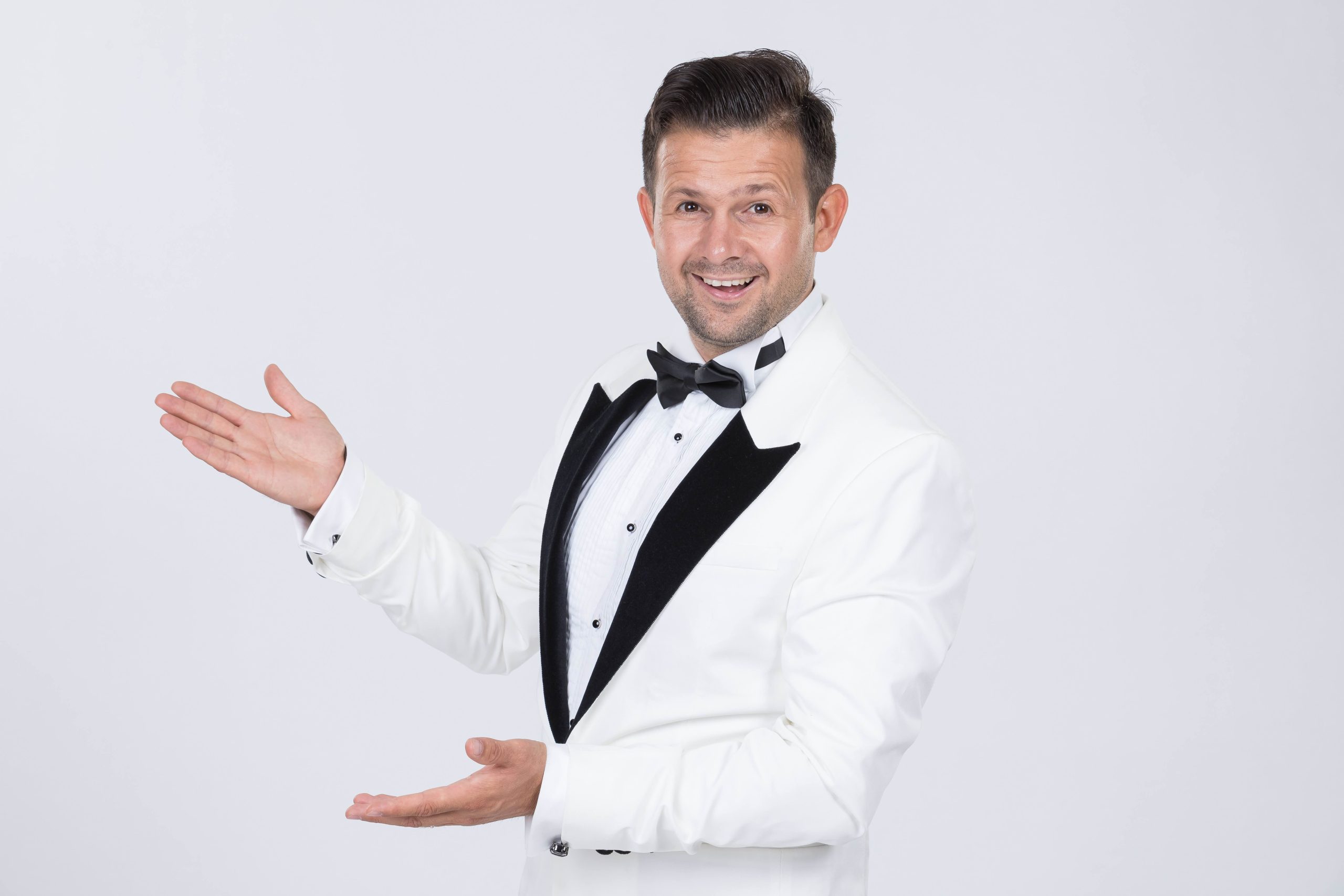Magicianul Rober Tudor în timpul unui spectacol la festivalul Sibiu Magic Show