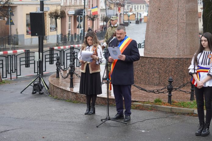 Vedere a monumentului eroilor din Cisnădie, decorat cu ghirlande pentru Ziua Națională a României