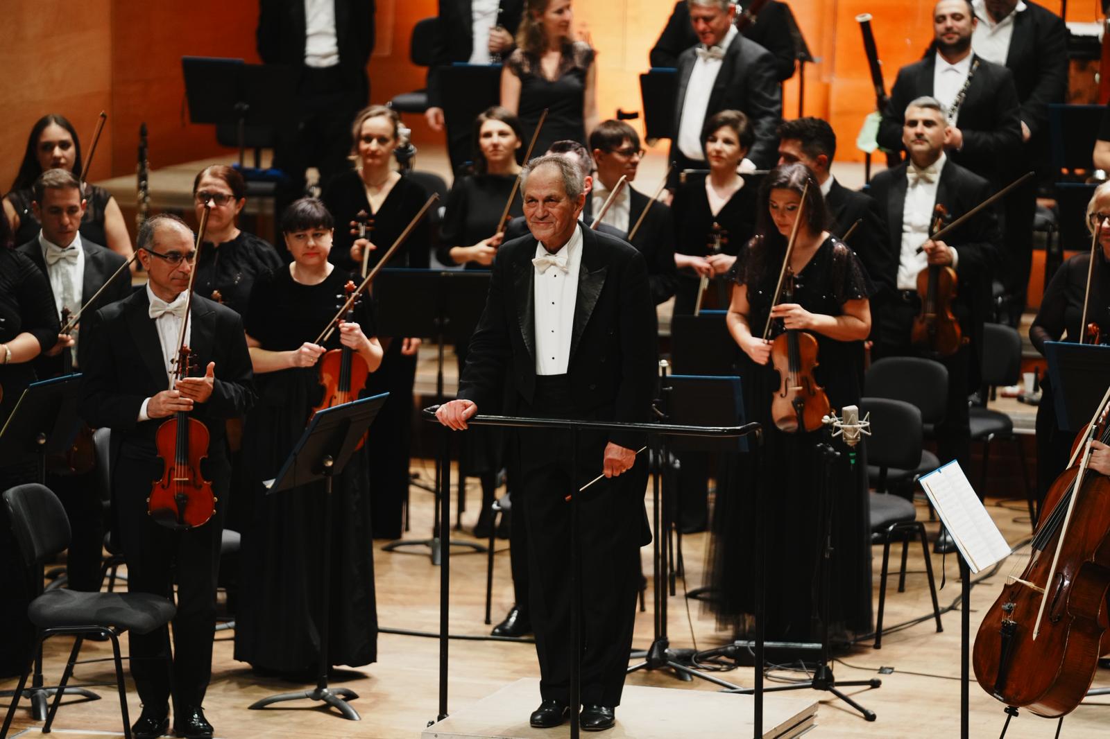 Maestrul Cristian Mandeal dirijează Filarmonica de Stat Sibiu în interpretarea unei compoziții enesciene, sărbătorind 1 Decembrie.