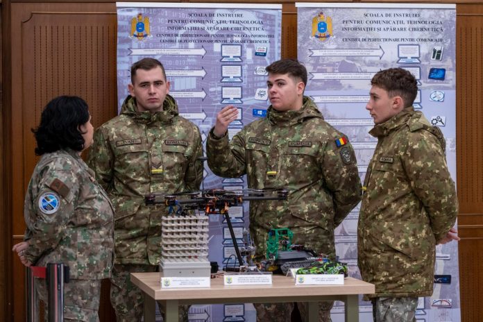 Echipa câștigătoare a hackathonului Defense-X ține trofeul și premii la Sibiu