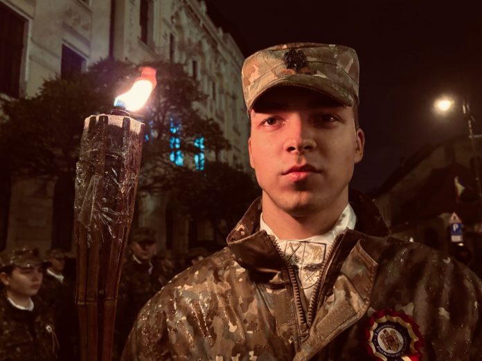 Procesiunea Sfântului Andrei Șaguna în Piața Mare din Sibiu, cu militari și credincioși