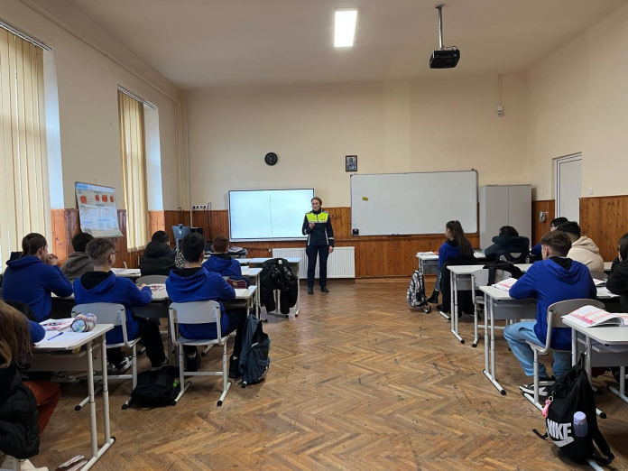 Polițiști și elevi la un seminar interactiv de prevenire a violenței în școală
