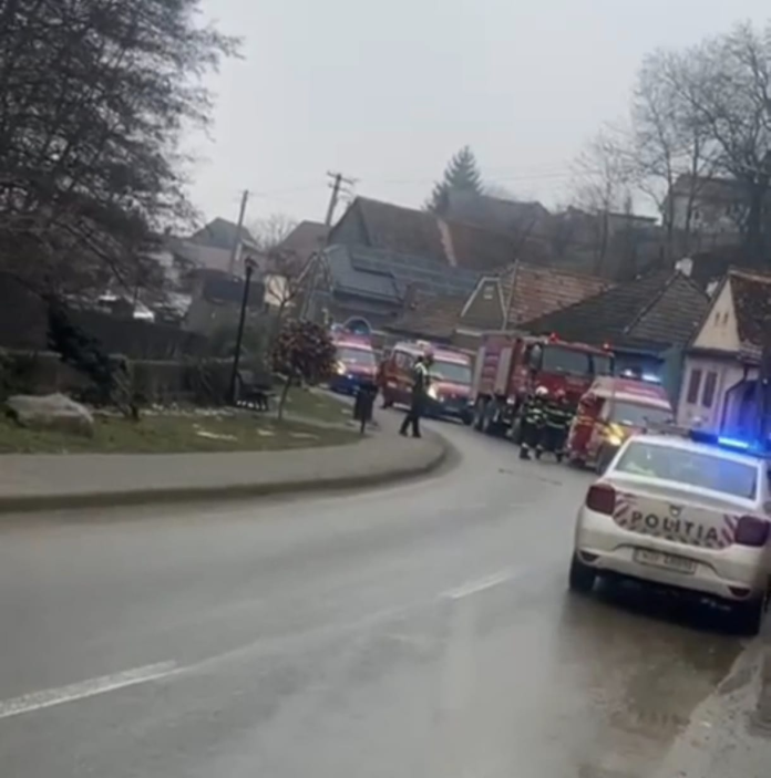 Locul accidentului rutier din Gura Râului, cu mașinile implicate în coliziunea descrisă.