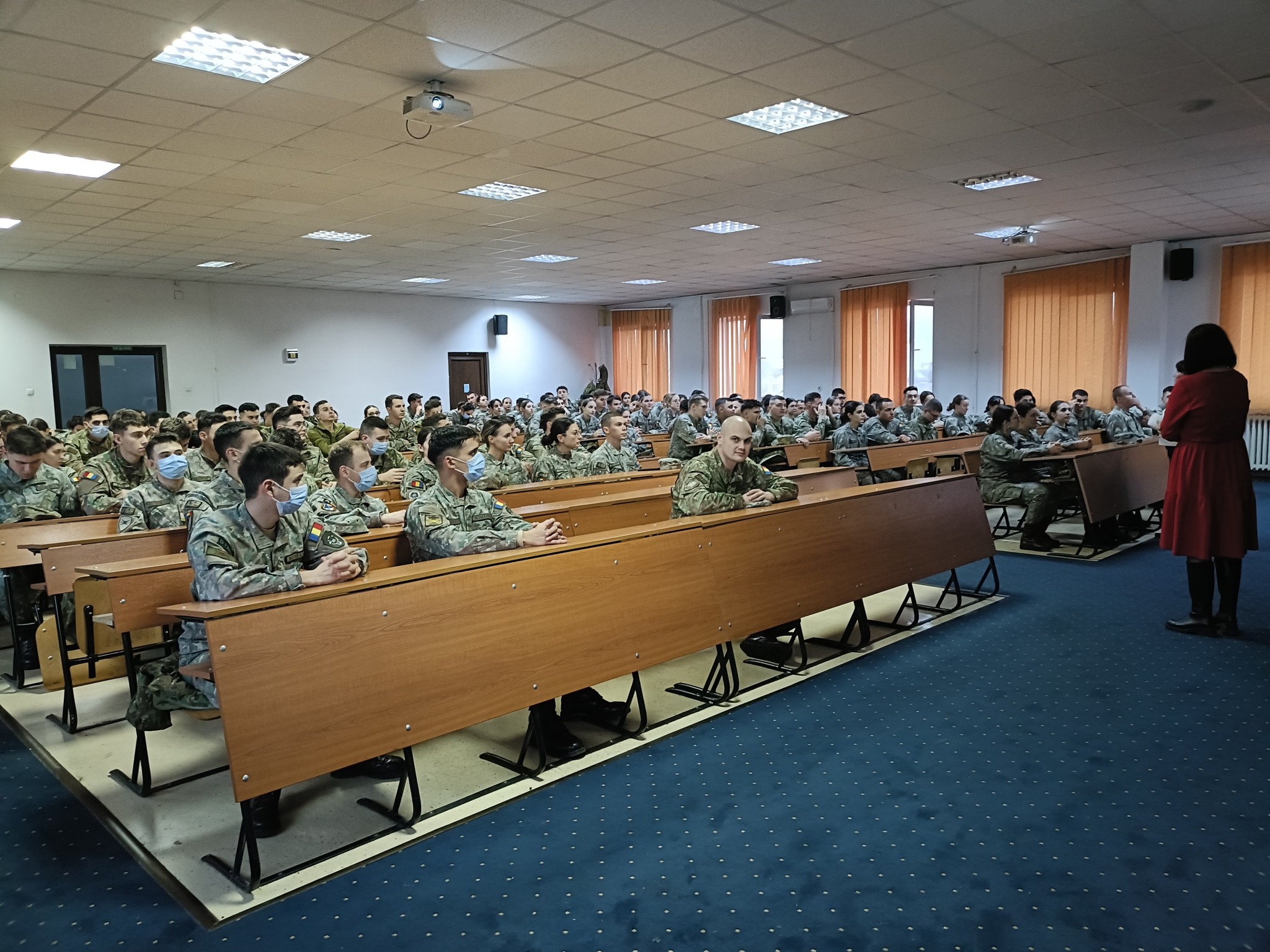 Cadet militar participă la un exercițiu practic de dezvoltare a rezilienței emoționale