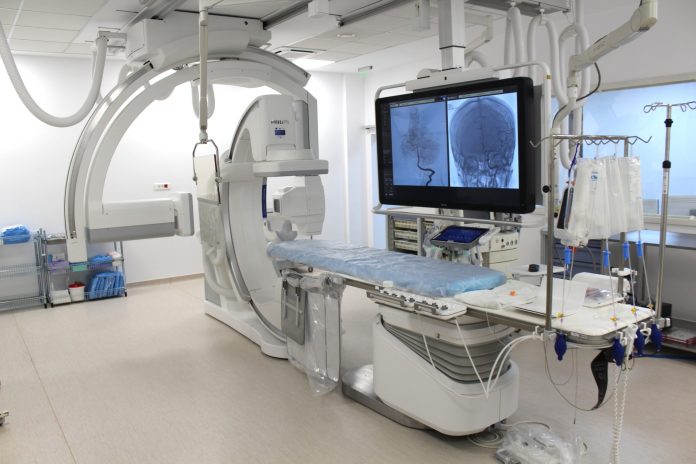 Echipă medicală folosind angiograf în noul tratament AVC din Sibiu