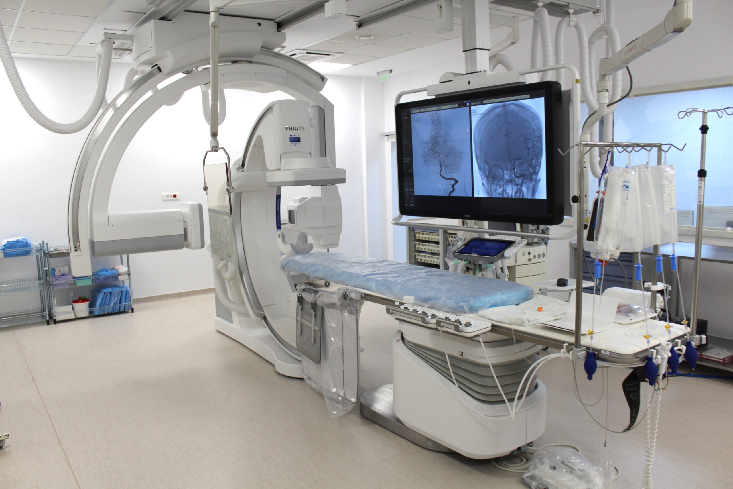 Echipă medicală folosind angiograf în noul tratament AVC din Sibiu