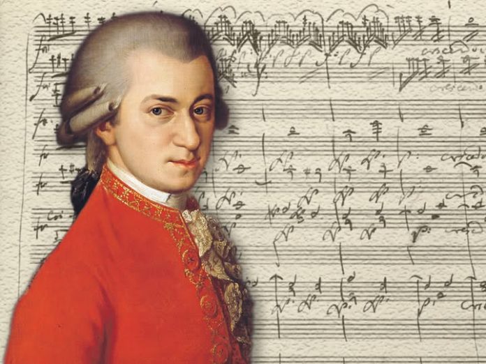 Orchestra Filarmonicii de Stat Sibiu în timpul unui concert dedicat compozitorului Mozart