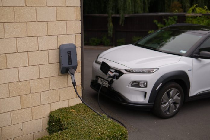 Încărcarea mașinii electrice la priză de acasă peste noapte, o soluție convenabilă.