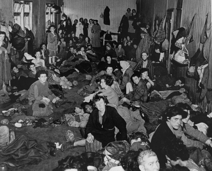 Comemorarea Holocaustului prin pomenirea victimelor și lectură de nume la un memorial