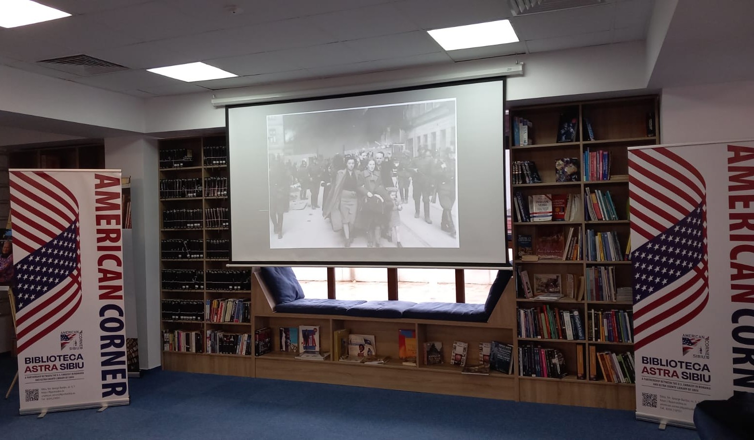 Elevi sibieni ascultând prezentarea despre memoria Holocaustului la Biblioteca ASTRA