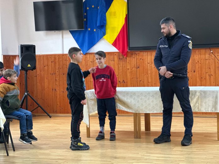 Elevi și profesori participând la activitățile dedicate Zilei Internaționale a Nonviolenței