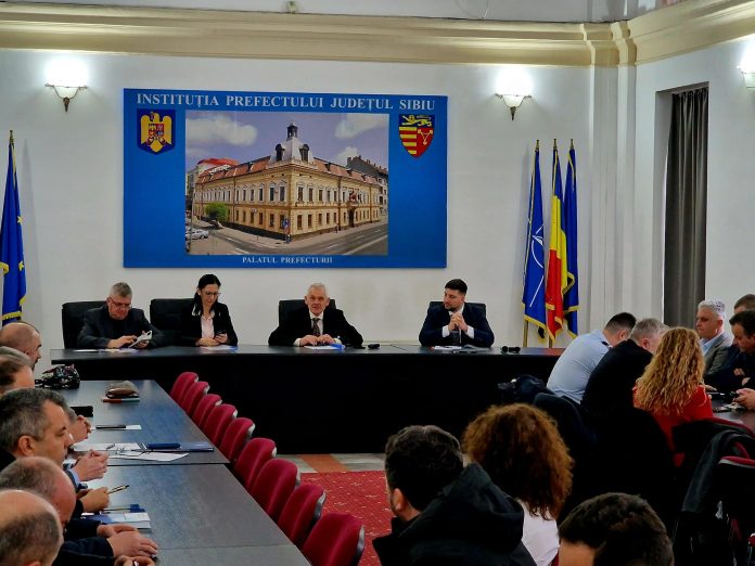 Participanții la Ședința Colegiului Prefectural Sibiu ascultă prezentările