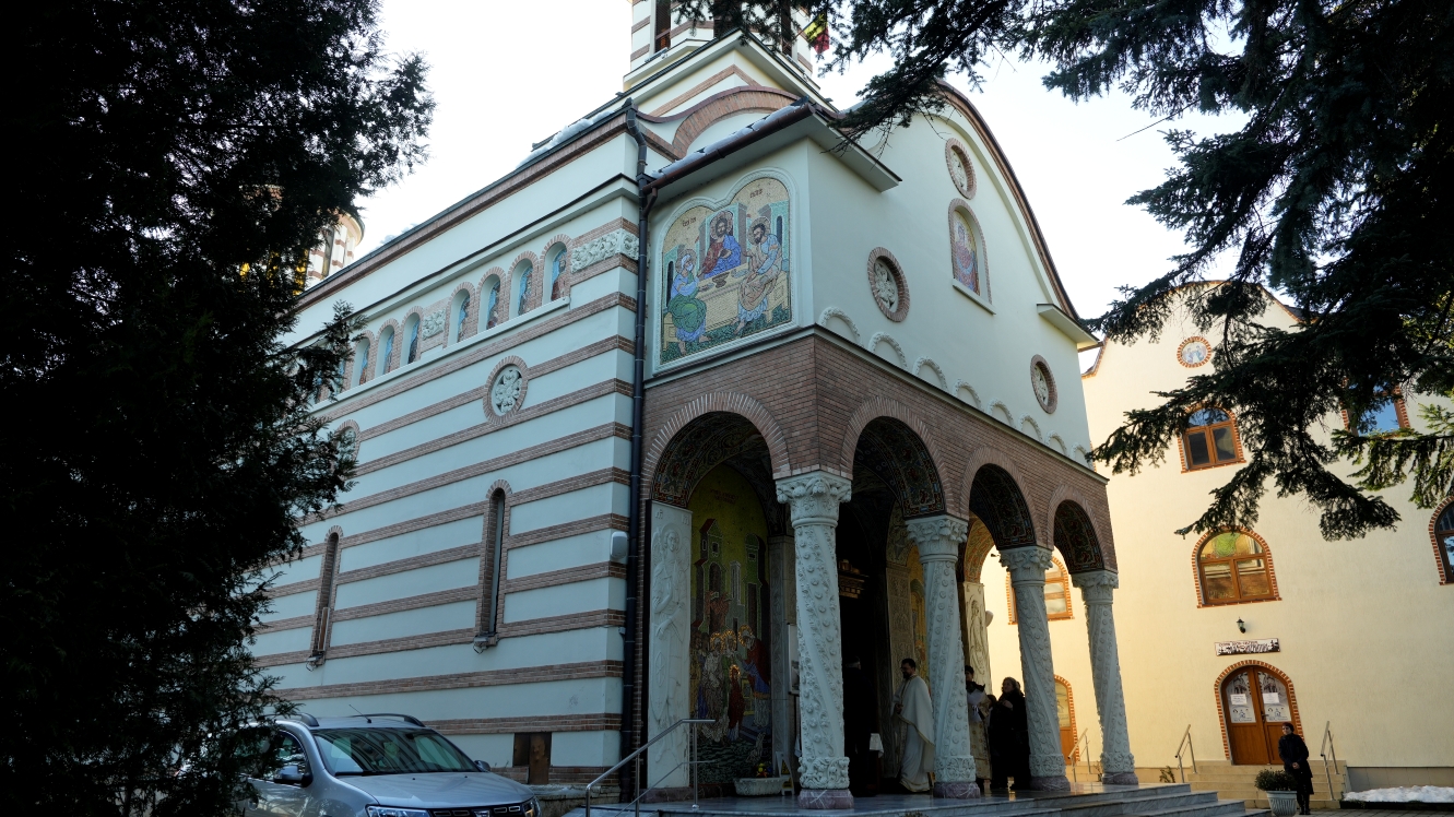 Binecuvântare arhierească în timpul Sfintei Liturghii la biserica din cartierul Trei Stejari, Sibiu.