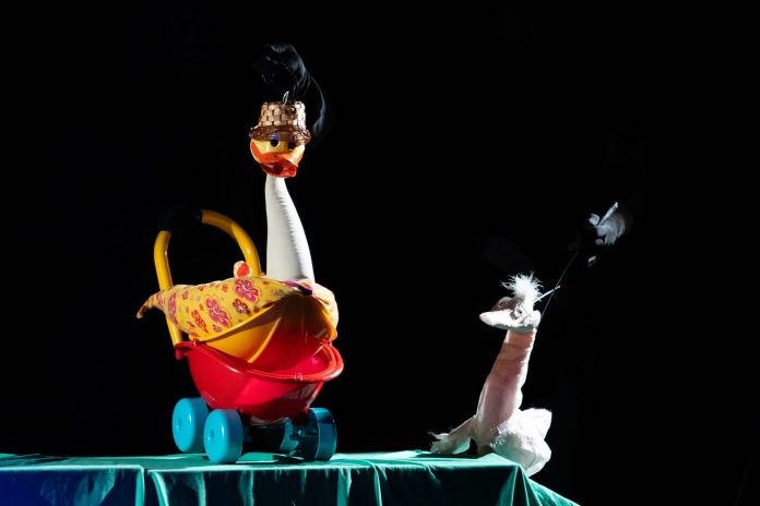 Actori în spectacolul Puiu de Lebădă la Teatrul Gong Sibiu