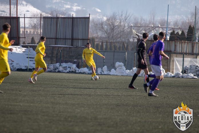 Jucătorul FC Hermannstadt Mediaș în acțiune la un meci amical din Sibiu