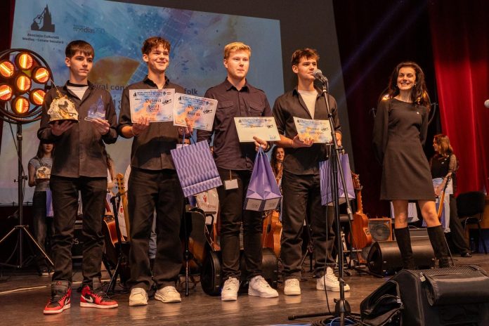 Ansamblu folk tradițional pe scena Festivalului Folk Mediaș, în costume populare