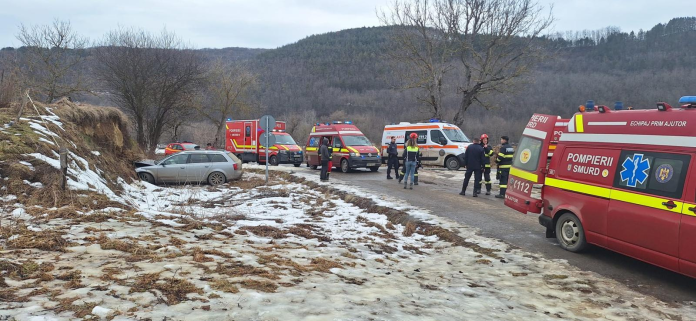 Mașină avariată pe marginea drumului după accidentul din apropiere de Șalcău
