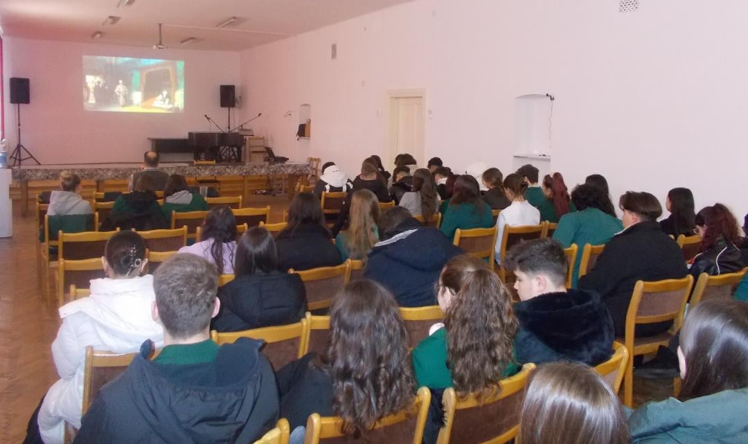 Elevi și profesori la evenimentul de comemorare a Unirii Principatelor din 1859 la Liceul Axente Sever
