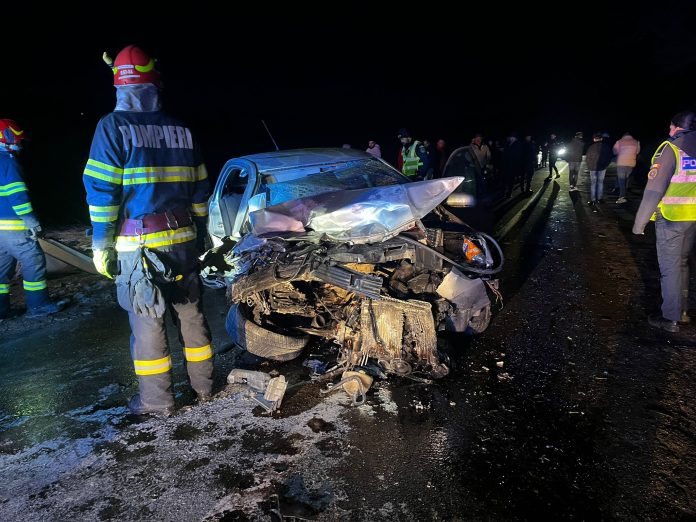 Trecător și mașini oprite lângă accidentul de pe DJ 106G