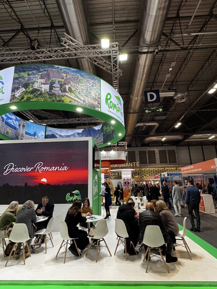 Standul de turism Sibiu la târgul FITUR Madrid, cu reprezentanți și materiale promoționale