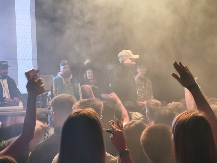 Artistul Puya interacționând cu fanii săi în timpul concertului din Sibiu
