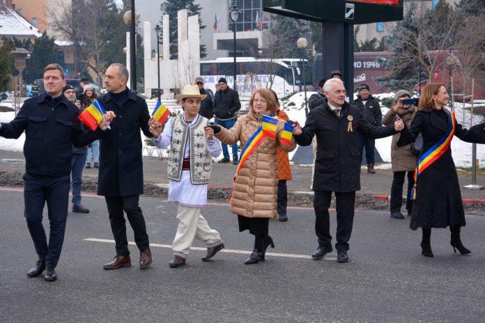 Primarul Sibiului participă la dansul Hora Unirii în Piața Mare, înconjurat de o mulțime de oameni