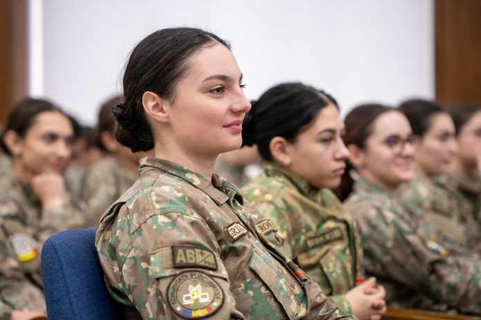 Publicul și speakerii evenimentului SHE FOR ROMANIA ascultând cu atenție