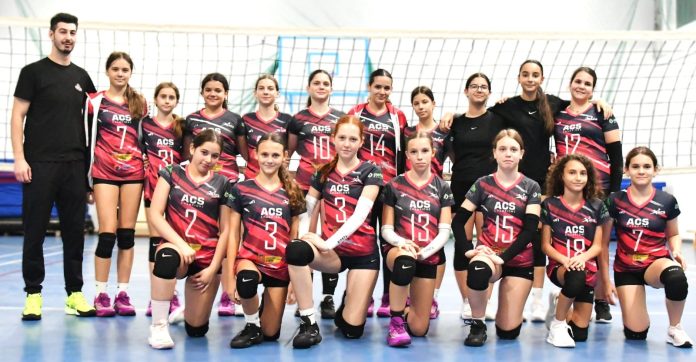 Celebrarea unei puncte cruciale de către echipa de volei feminin U13