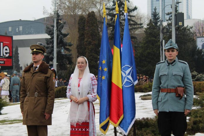 Drapelul României și formațiunea de onorare la evenimentul de la Sibiu