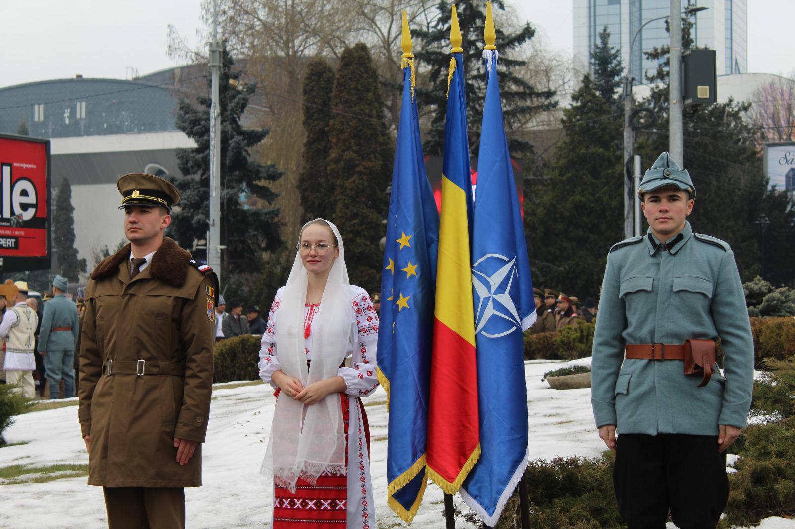 Drapelul României și formațiunea de onorare la evenimentul de la Sibiu